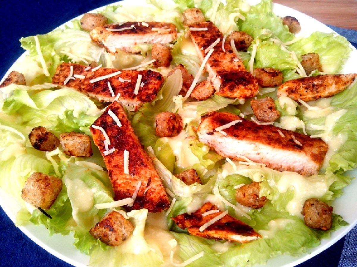 Caesar Salad light (salada de alface com croutons, parmesão, molho