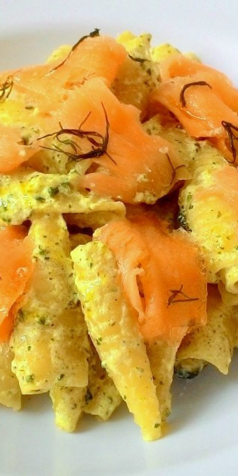 Macarrão com creme de espinafre e salmão defumado - COZINHANDO PARA 2 OU 1