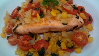 Salmão grelhado com legumes no azeite de hortelã