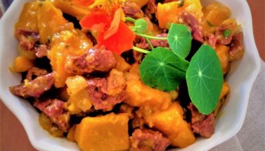 Abóbora com carne seca e capuchinha