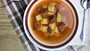 Afogado (caldo quente com cubos de carne, batata e temperos verdes)