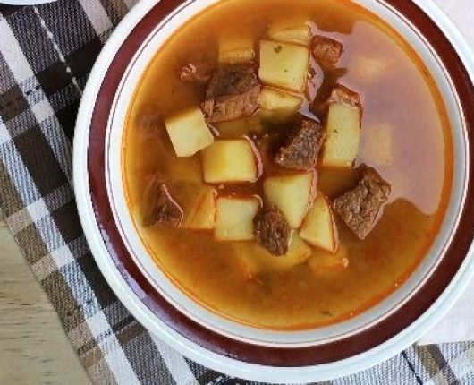 Afogado (caldo quente com cubos de carne, batata e temperos verdes)