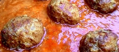Almôndegas de carnes suína e bovina com molho de tomate e vodka