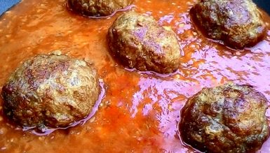 Almôndegas de carnes suína e bovina com molho de tomate e vodka