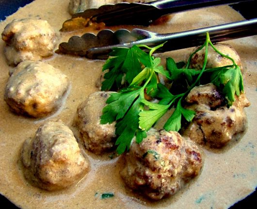 Almôndegas suecas ao molho (Köttbullar med brunsås)