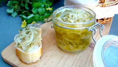 Antepasto de cebolas curtidas no azeite
