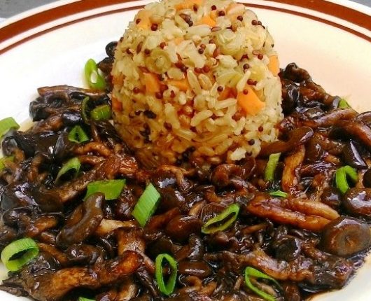 Arroz 7 grãos com legumes e shimeji na manteiga