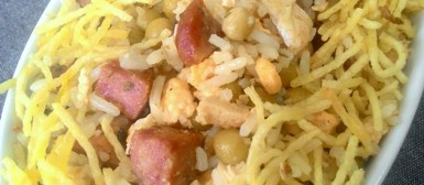 Arroz maluco (com calabresa, bacon, ovo, ervilhas e batata palha)