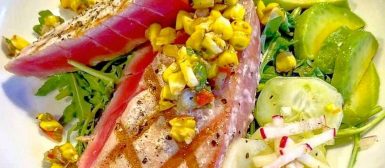Atum selado com salada fresca e vinagrete de milho