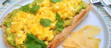 Avotoast (torrada com avocado e ovo mexido)
