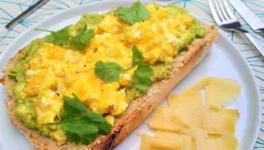 Avotoast (torrada com avocado e ovo mexido)