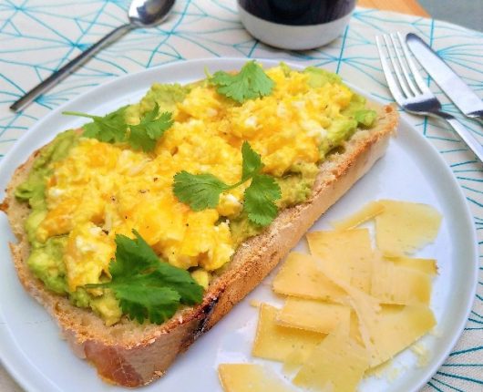 Avotoast (torrada com avocado e ovo mexido)