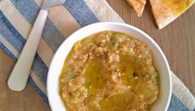 Babaganuche (baba ganoush — pasta de berinjela tostada)