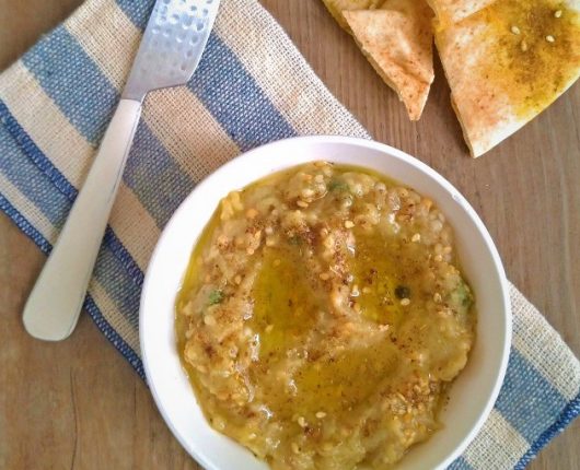 Babaganuche (baba ganoush — pasta de berinjela tostada)