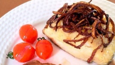 Bacalhau confitado com cebola tostada