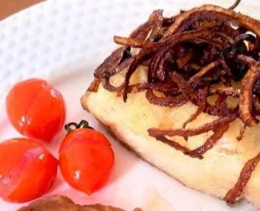 Bacalhau confitado com cebola tostada