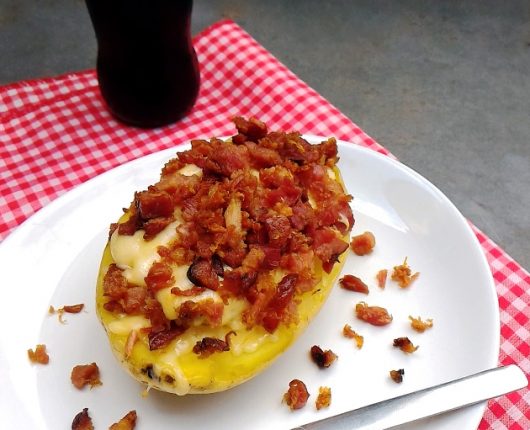 Batata cozida e recheada com queijo e bacon crocante (microondas)