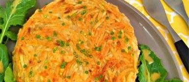 Batata rosti de queijo com salada e molho especial