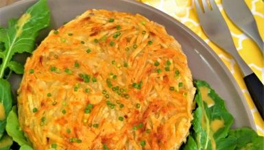 Batata rosti de queijo com salada e molho especial