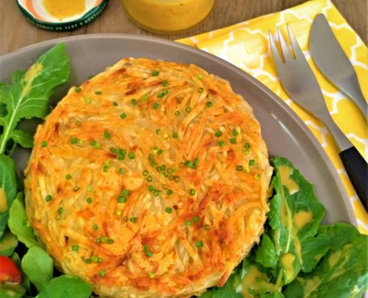 Batata rosti de queijo com salada e molho especial