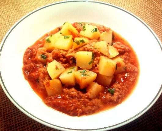 Batata cozida com atum ao molho de tomate (no microondas)