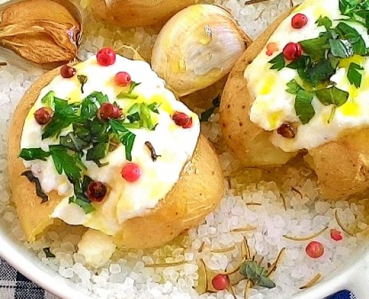 Batatas ao murro com cream cheese, ervas e pimenta rosa