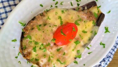 Berinjela recheada com carne e cogumelos