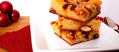 Blondie de festa (brownie branco com castanhas e frutas vermelhas secas)