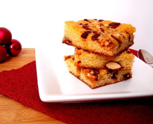 Blondie de festa (brownie branco com castanhas e frutas vermelhas secas)