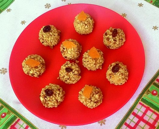 Bolinhas de creme de ricota com castanhas e frutas secas