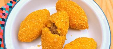 Bolinho caipira (massa de milho com recheio de carne)
