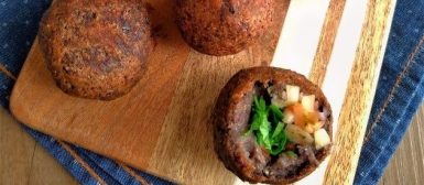 Bolinho de feijão preto com couve