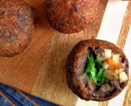 Bolinho de feijão preto com couve