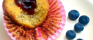 Bolinhos de limão com geleia de frutas vermelhas