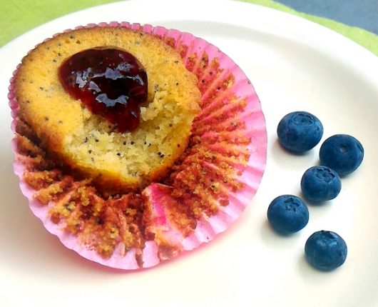 Bolinhos de limão com geleia de frutas vermelhas