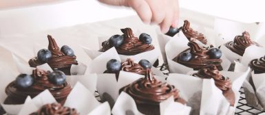 Cupcake de chocolate com cobertura de chocolate e cream cheese