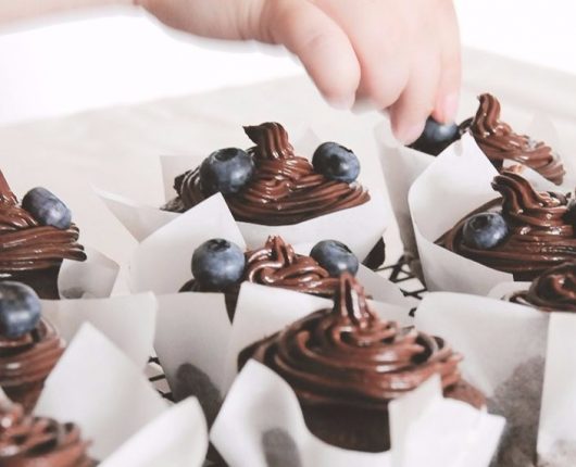 Cupcake de chocolate com cobertura de chocolate e cream cheese