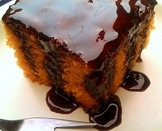 Bolo de cenoura com calda de chocolate