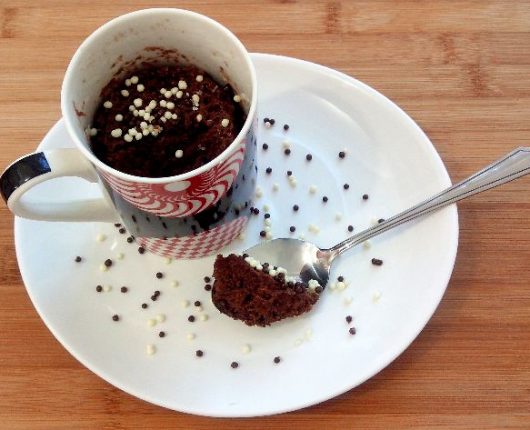 Bolo de chocolate na caneca com calorias reduzidas (cupcake light no microondas)