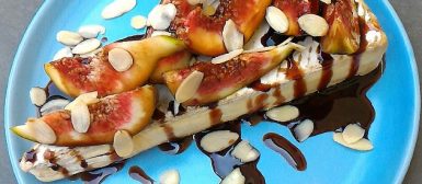 Queijo brie com figo, redução de balsâmico e amêndoas
