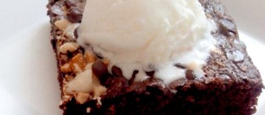 [VÍDEO] Brownie especial com dois chocolates e amêndoas