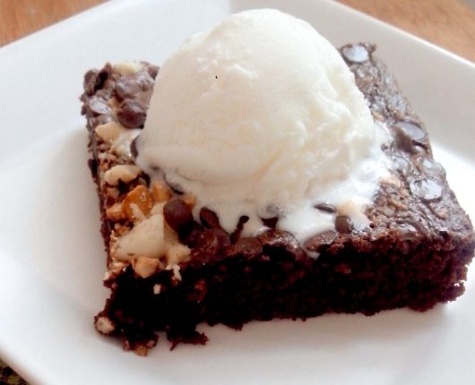 [VÍDEO] Brownie especial com dois chocolates e amêndoas