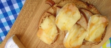 Brusquetas de pera com queijo brie e mel