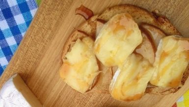 Brusquetas de pera com queijo brie e mel