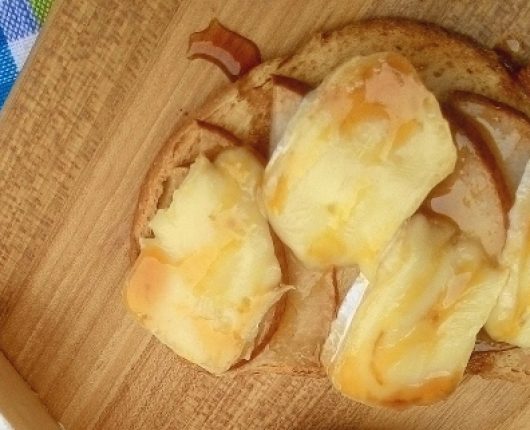 Brusquetas de pera com queijo brie e mel