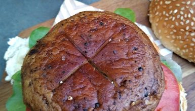 Burger vegano de cogumelo grelhado