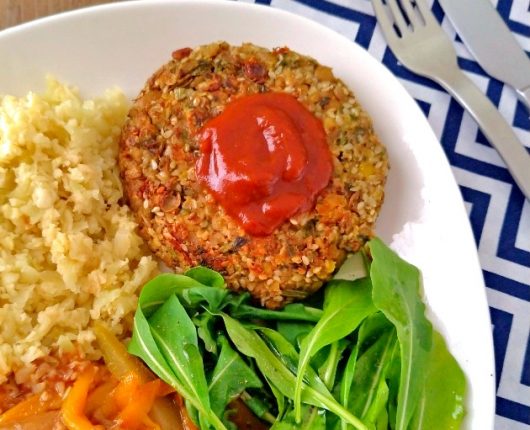 Burguer de lentilha com gergelim (vegano)