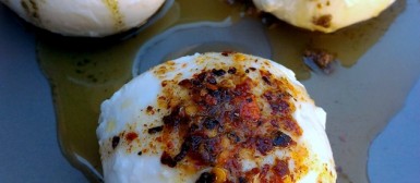 Burrata ou muçarela de búfala com azeites temperados