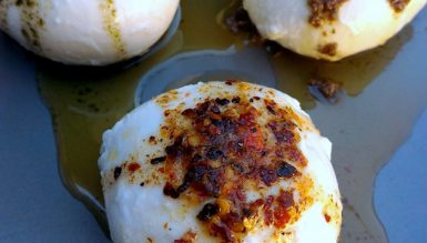 Burrata ou muçarela de búfala com azeites temperados