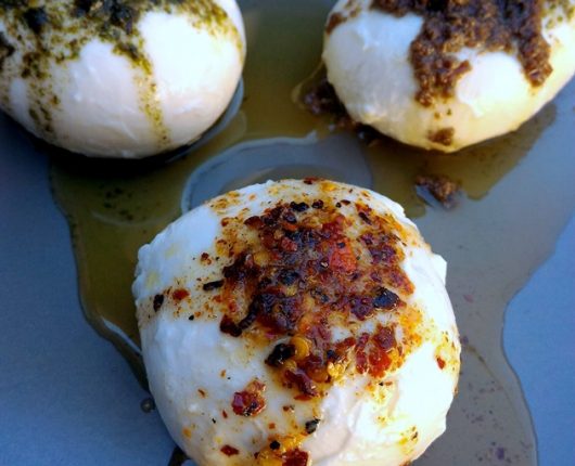 Burrata ou muçarela de búfala com azeites temperados